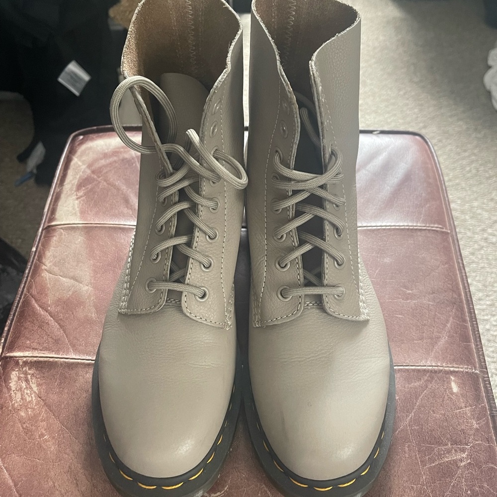 Dr. Marten 1460 Taupe Pascal Boot